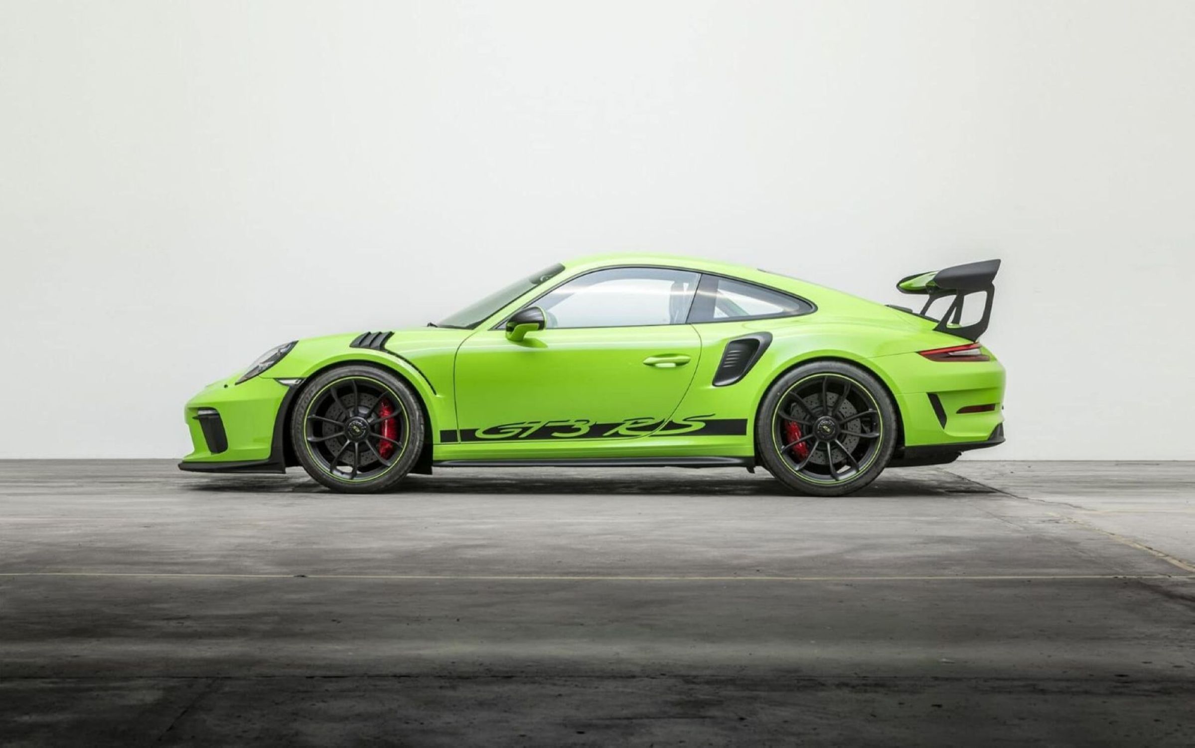 Side profile of a green Porsche 911 GT3 RS